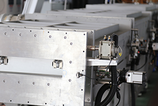 連續真空鍍膜線, 多弧真空鍍膜機以其先進的設備和技術成為了行業內為專業